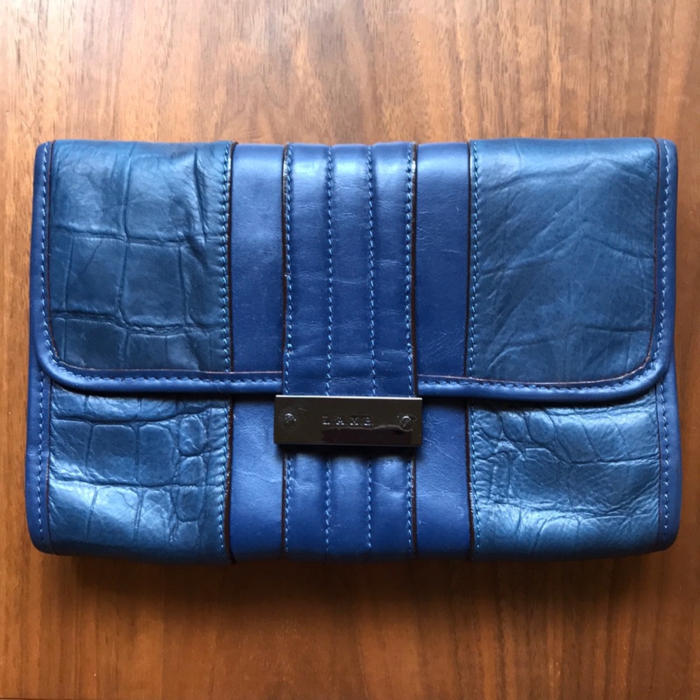 8/25 LAST DAY📦 L.A.M.B. Clutch in Two Toned Dark Blue